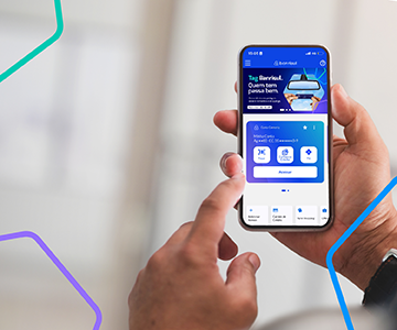 Foto de mo segurando celular com tela do app Banrisul Digital.
