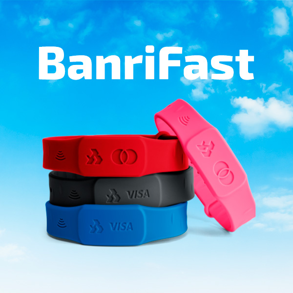Pulseiras Banrifast em um cu azul.