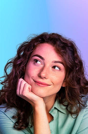 Moa sorridente e pensativa, com a mo no queixo